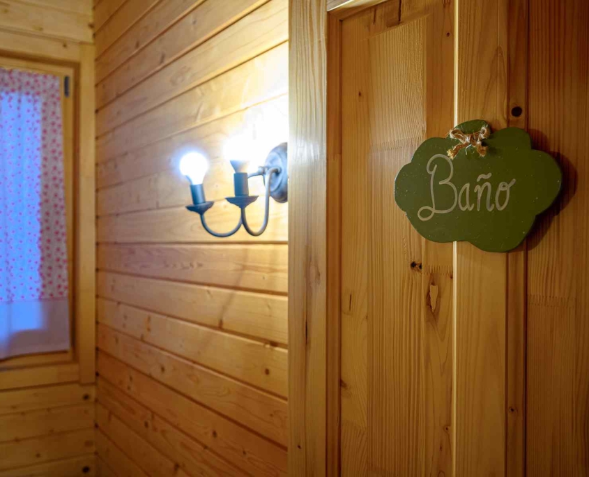 MADERA Y MIEL-0077 Baño casa rural madera tipo Bungalow