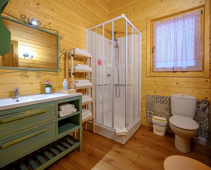 MADERA Y MIEL-0078 Baño casa rural madera tipo Bungalow