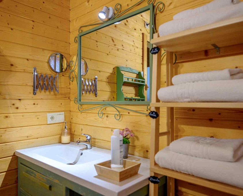 MADERA Y MIEL-0079 Baño casa rural madera tipo Bungalow