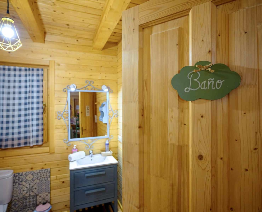 MADERA Y MIEL-0104 Baño casa rural madera tipo Bungalow