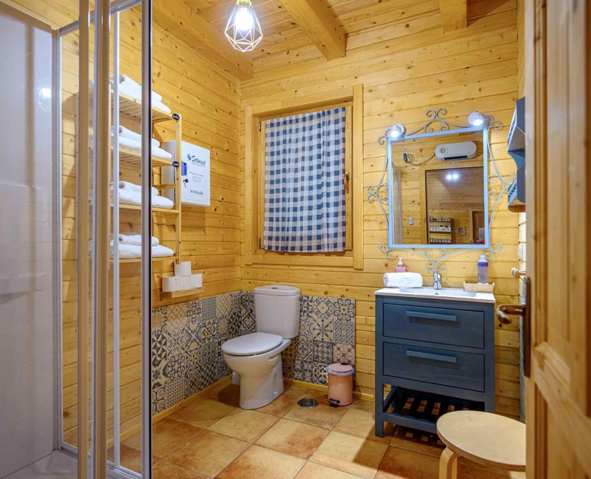 MADERA Y MIEL-0105 Baño casa rural madera tipo Bungalow