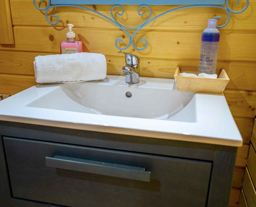 MADERA Y MIEL-0106 Baño casa rural madera tipo Bungalow