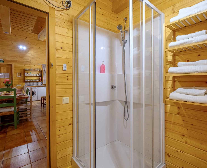 MADERA Y MIEL-0107 Baño casa rural madera tipo Bungalow