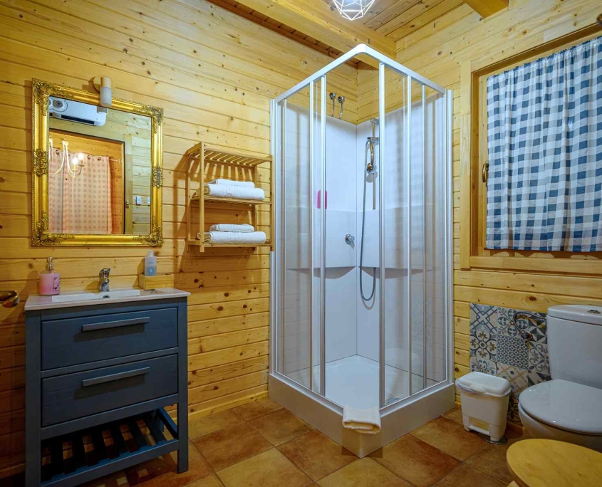 MADERA Y MIEL-0156 Baño casa rural madera tipo Bungalow