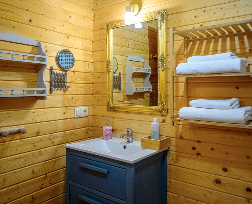 MADERA Y MIEL-0158 Baño casa rural madera tipo Bungalow