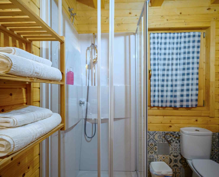 MADERA Y MIEL-0159 Baño casa rural madera tipo Bungalow
